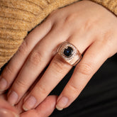 inel cu safir si diamante montate in aur alb de 18k